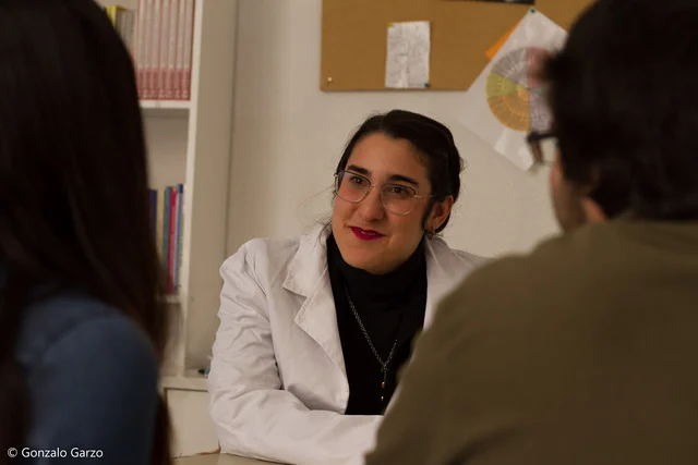 Mónica Fernández durante una sesión en la consulta de Galapagar Psicología